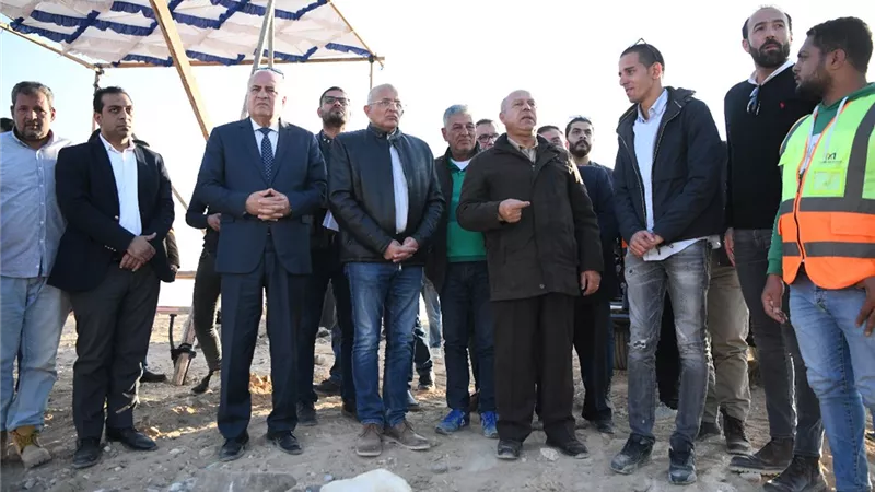 وزير النقل ومحافظ قنا يتفقدان مشروع القطار الكهربائى السريع بقنا