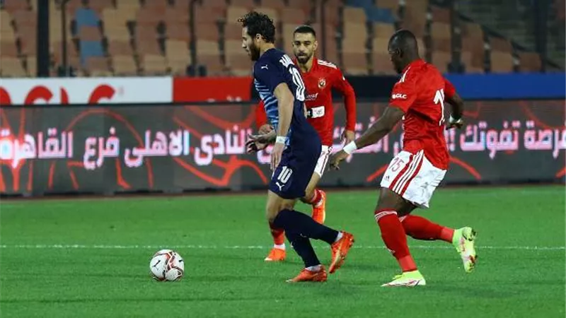 نجم الاهلى يغادر ملعب مباراة بيراميدز متأثرا بالإصابة.. شاهد