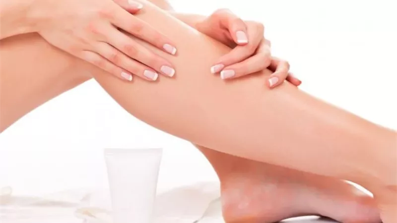 للبنات..طرق طبيعية تخلصك من سواد الركب