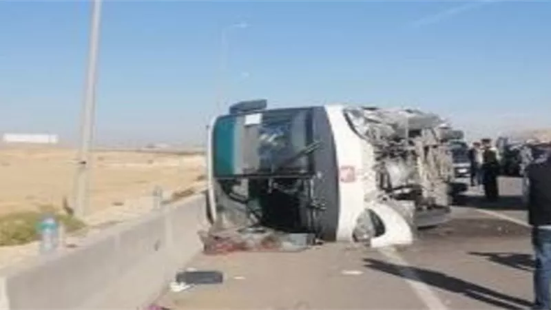إصابة 13 عاملا في انقلاب أتوبيس على طريق الإسماعيلية الصحراوى