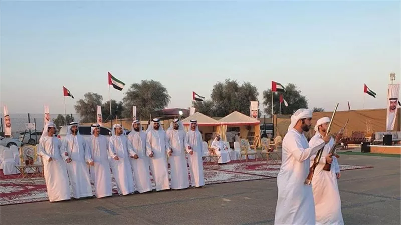 توزيع هدايا على الحضور فى مهرجان مزاينة الإبل 