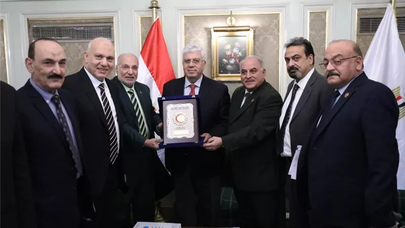 عاشور يناقش التوسع في تكليف خريجي كليات العلاج الطبيعي بالمستشفيات الجامعية