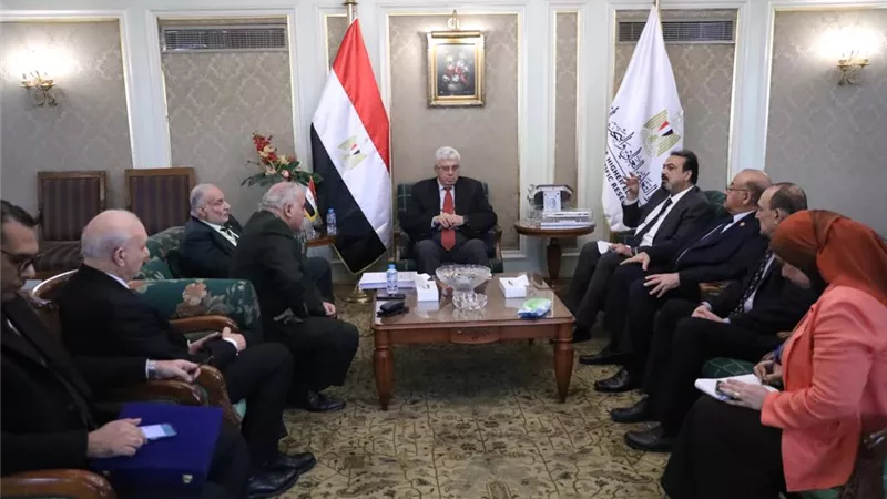 وزير التعليم العالي يناقش سبل التعاون في دعم خدمات العلاج الطبيعي