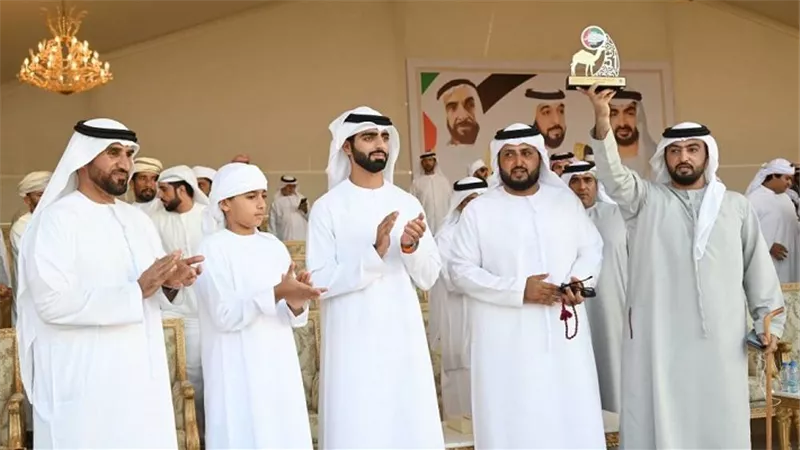 تتويج الفائزين بمزاينة الإبل في