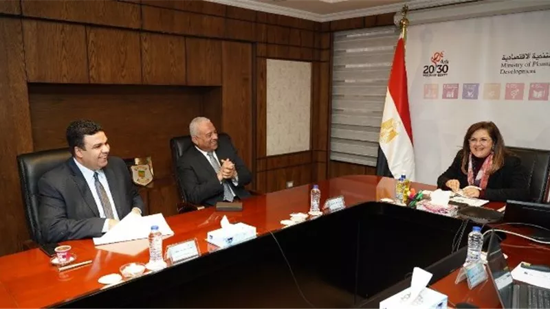وزيرة التخطيط ومحافظ السويس يناقشان مستجدات الخطة الاستثمارية
