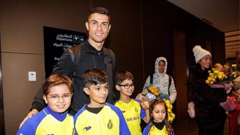 بالفيديو.. لحظة وصول كريستيانو رونالدو مع جورجينا إلى السعودية