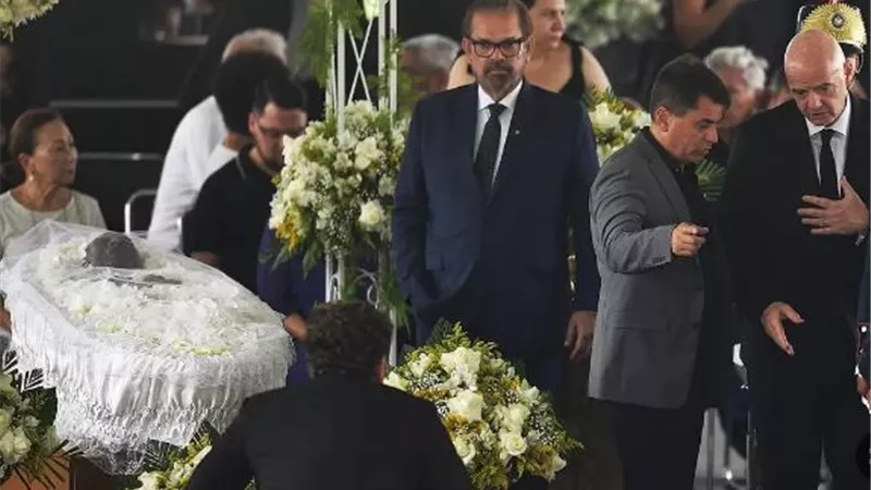 إنفانتينو يلقي نظرة الوداع علي بيليه