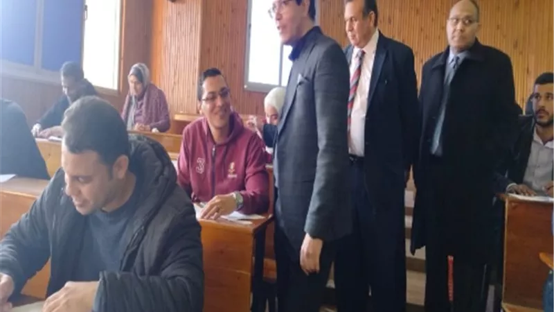 نائب جامعة بنها لشئون الدراسات العليا يتفقد الامتحانات بـ 4 كليات
