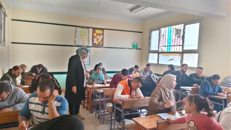 امتحانات فورية لمحو أمية ٧٠ مواطن بنطاق حى العجمى
