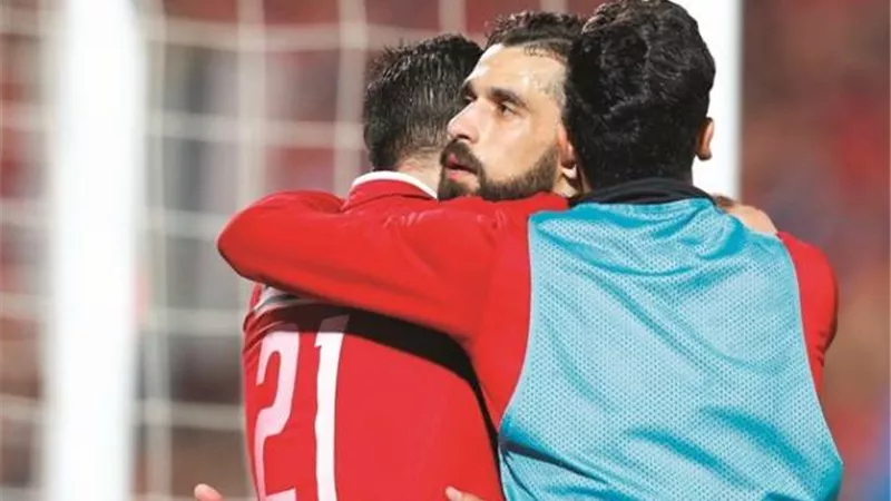 لاعب الأهلي يحتفل بقميص عبدالله السعيد
