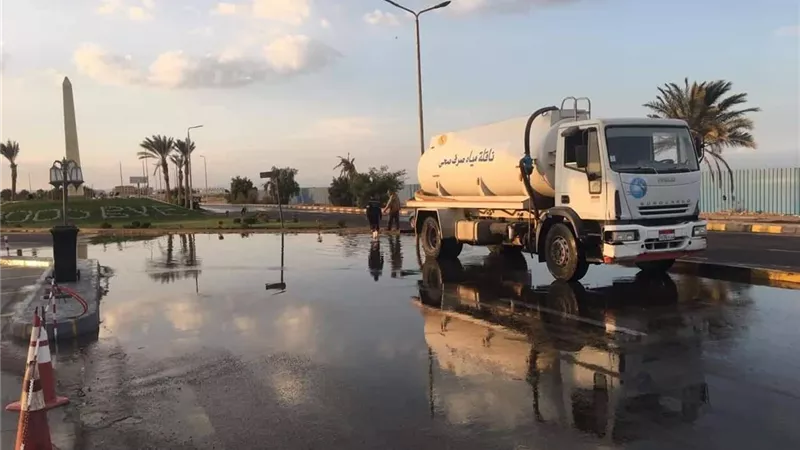 مياه البحر الاحمر تدفع بسياراتها ومعداتها لسحب مياه الأمطار