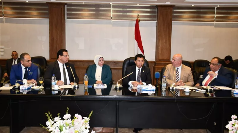 وزير الشباب يبحث إطلاق مبادرة المواطن القدوة