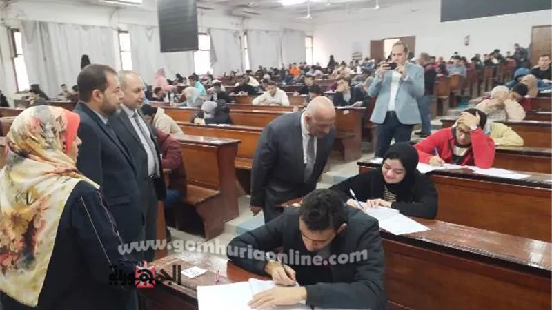 نائب رئيس جامعةالزقازيق يتفقدإمتحانات الطب وتربيةرياضية بنات