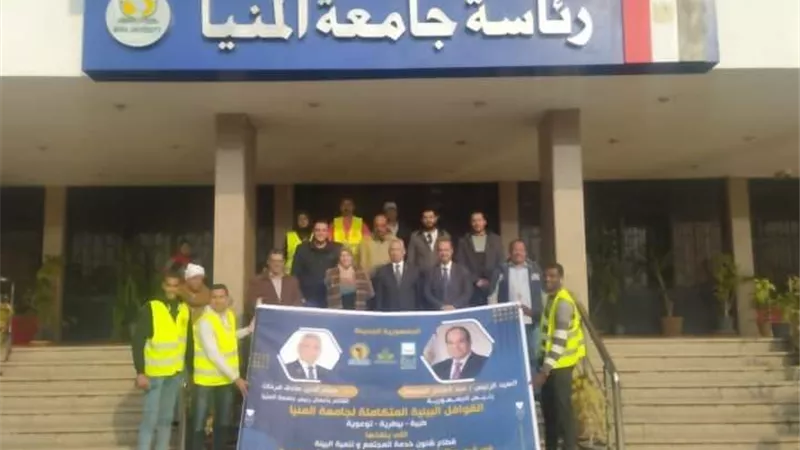 فحوصات طبية لأهالي قرية الإسماعيلية بقافلة جامعة المنيا التنموية