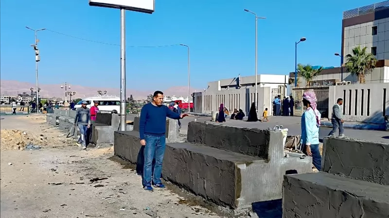 إنشاءمقاعد خرسانية لخدمة زوارالمرضى بمستشفى الكرنك الدولى بالأقصر