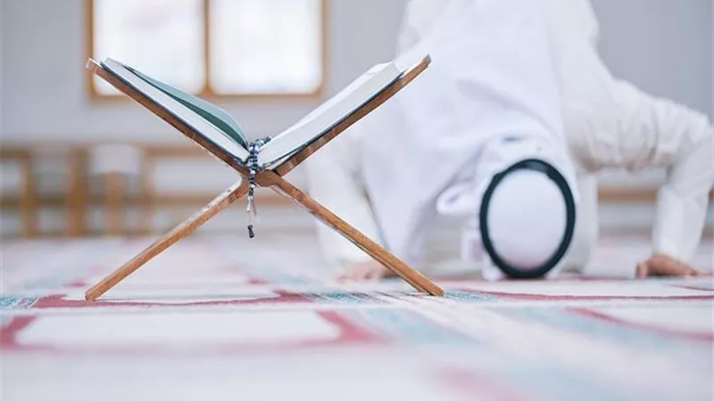 ستر الرأس للرجل فى الصلاة..سُنّة أم واجب؟