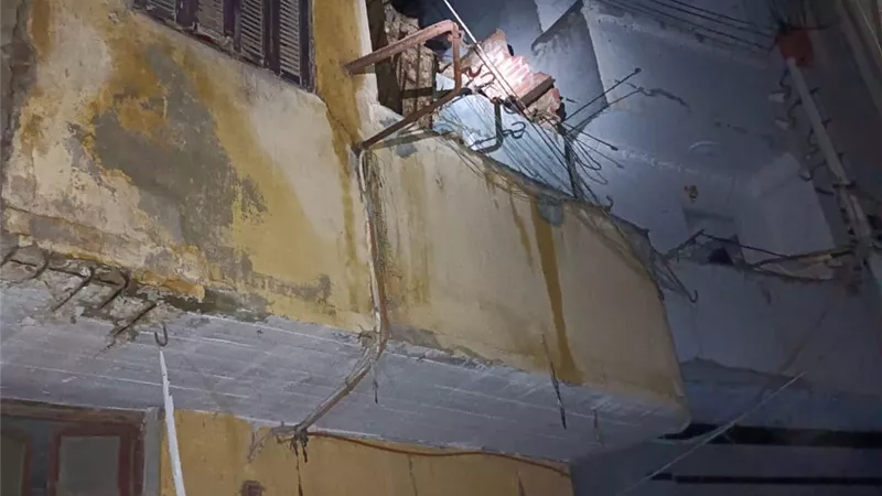 نشوب حريق بمجمع خردوات وسقوط بلكونه من منزل بمطوبس