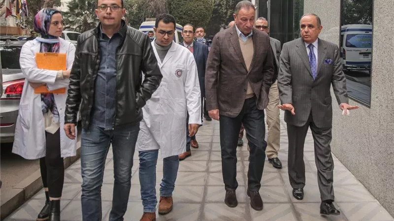 الخطيب يزور مشجع الاتحاد المصاب في أزمة مباراة السلة