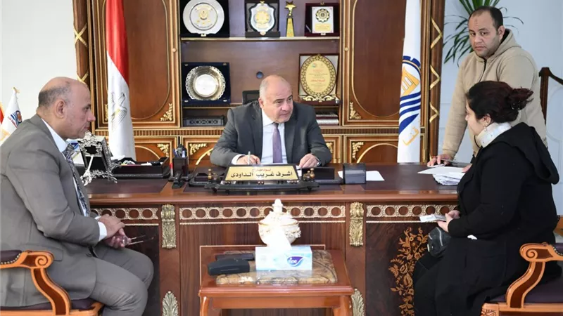 محافظ قنا ونائبه يستقبلان ٩٦ مواطنا لبحث شكاواهم ومطالبهم