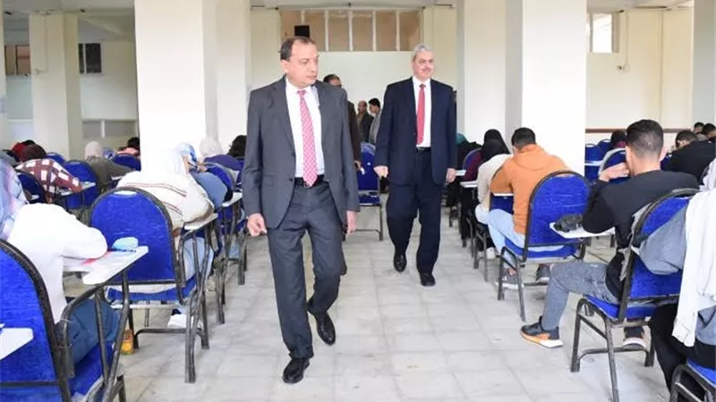 رئيس جامعة بني سويف يتفقد الامتحانات بكلية التجارة