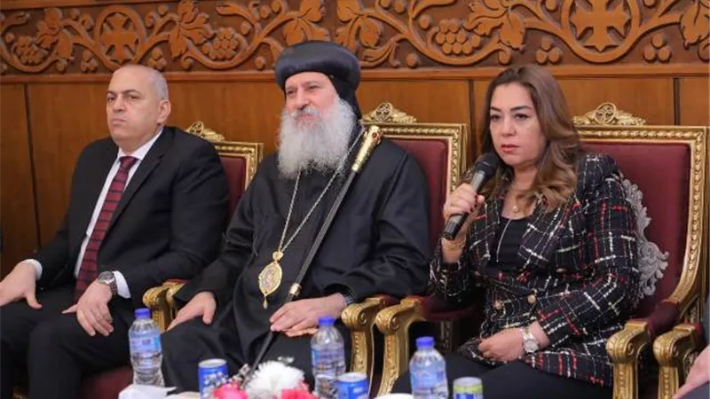 منال عوض تزوركنيسة العذراء مريم لتقديم التهانى بعيدالميلاد المجيد