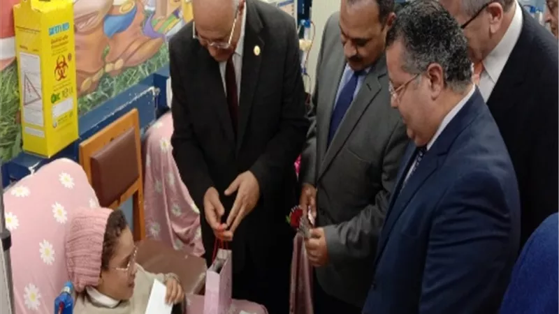 رئيس جامعة بنها يوزع الهدايا على أطفال الغسيل الكلوي وأمراض الدم