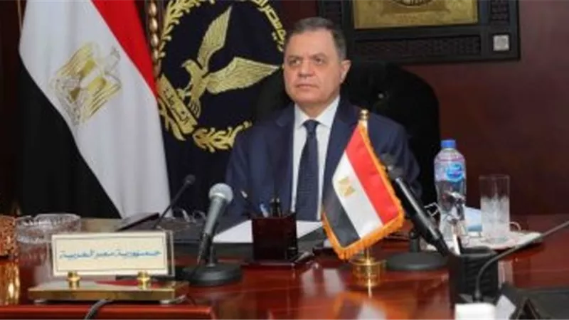 وزير الداخلية يهنىء البابا تواضروس والطوائف المسيحية بعيد الميلاد