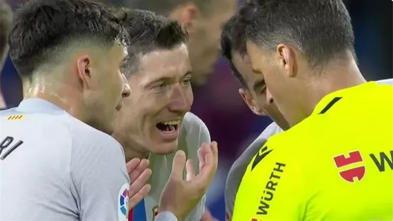 رسميًا.. إيقاف ليفاندوفسكي مهاجم برشلونة 3 مباريات