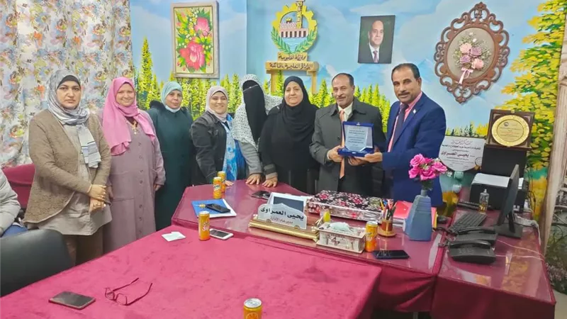 تعليم الخانكة يكرم مدير التعليم الابتدائي لبلوغه سن المعاش