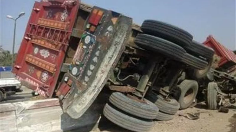 انقلاب مقطورة أعلى الطريق الإقليمي في منشأة القناطر بالجيزة