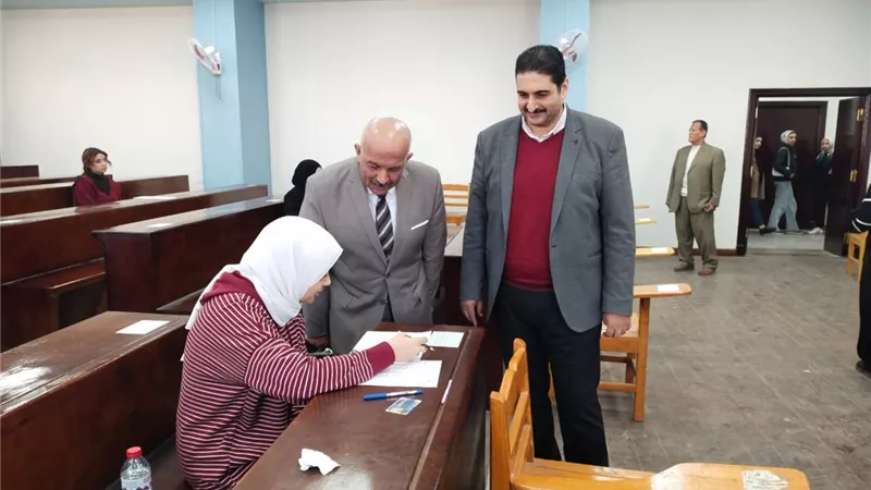 نائب رئيس جامعة الزقازيق يتفقد امتحانات الفصل الدراسى الأول