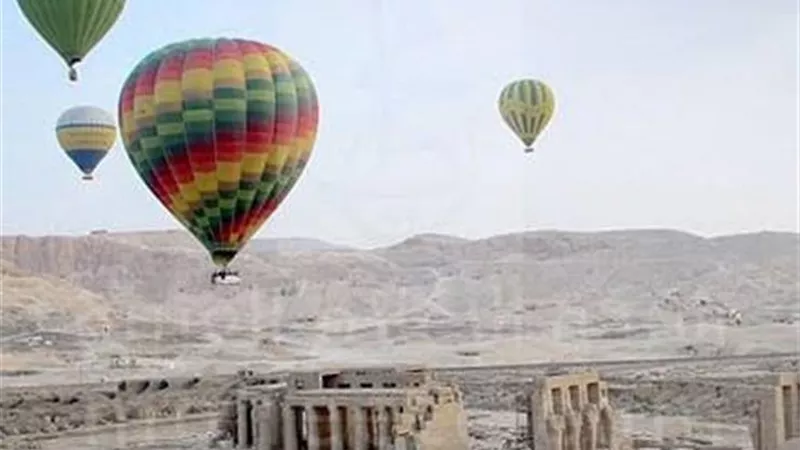 1000 سائح فى مغامرة جوية على متن 40 بالون فى سماء الأقصر