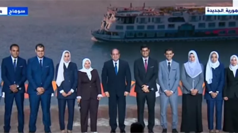الرئيس السيسي يلتقط صورة تذكارية مع شباب يطورن مشروعات جديدة