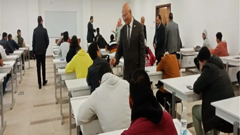 سوسه يطمئن على سير الامتحانات بجامعة بنها الأهلية بالعبور.. صور
