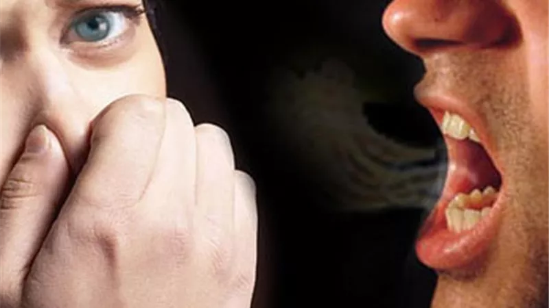 تنظيف الأسنان وحده ليس كافيا لمنع روائح الفم الكريهة.. اعرف السبب