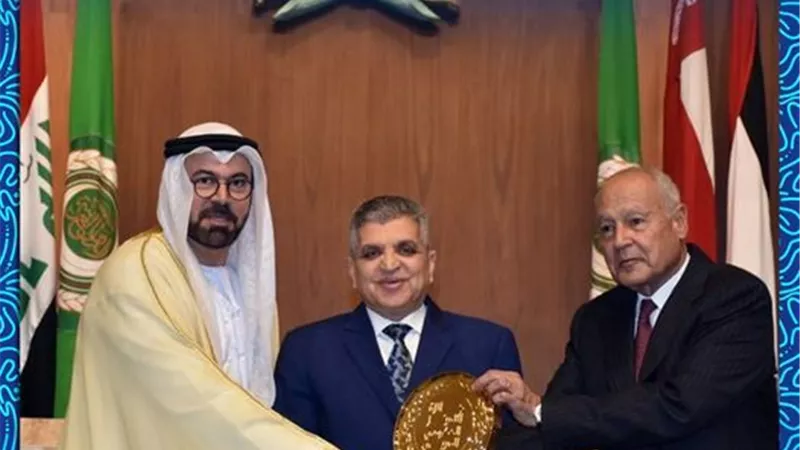 هيئة قناة السويس أفضل مؤسسة عربية والفريق ربيع يتسلم جائزة التميز