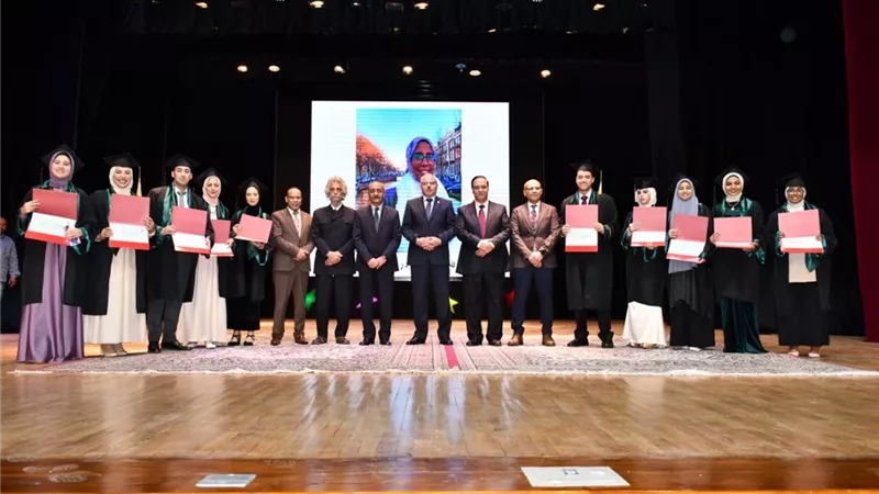 محافظ الإسماعيلية ورئيس جامعة القناة يشهدان حفل دفعة كلية الطب