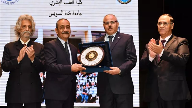 درع جامعة القناة هدية لمحافظ الإسماعيلية