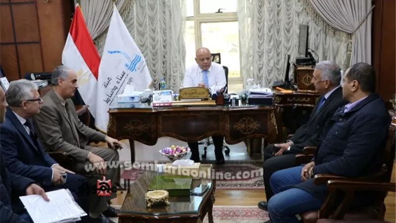 رئيس ميناء دمياط يتابع مع الجمارك الإفراج عن السلع والبضائع