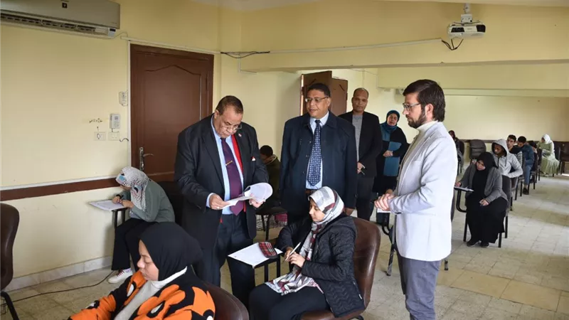 رئيس جامعة الأقصر يواصل متابعة الامتحانات بكليتى الآثار والحاسبات