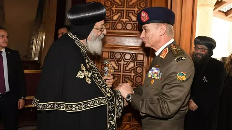 وزير الدفاع يهنئ البابا تواضروس الثانى بمناسبة عيد الميلاد المجيد