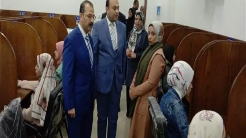 نائب رئيس جامعة بنها يتفقد الامتحانات بكلية العلاج الطبيعي.. صور