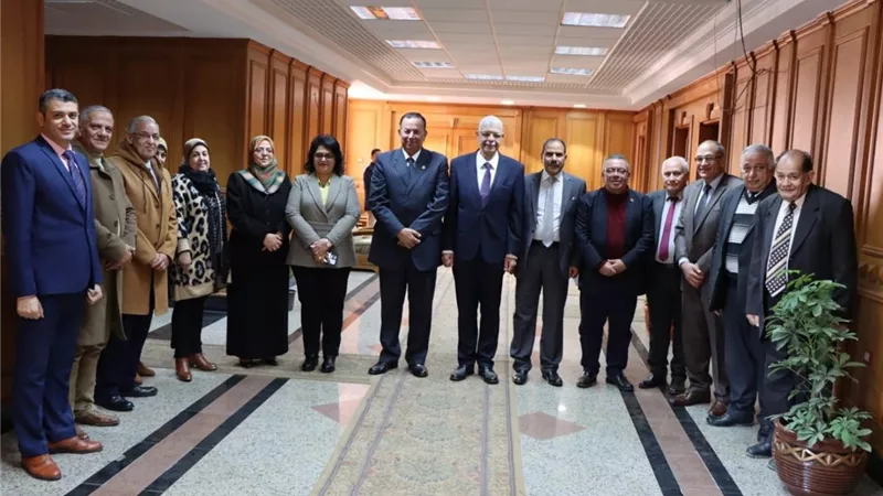 رئيس جامعة المنصورة الجديدة يعقد اجتماع مجلس إدارة جمعية رعاية
