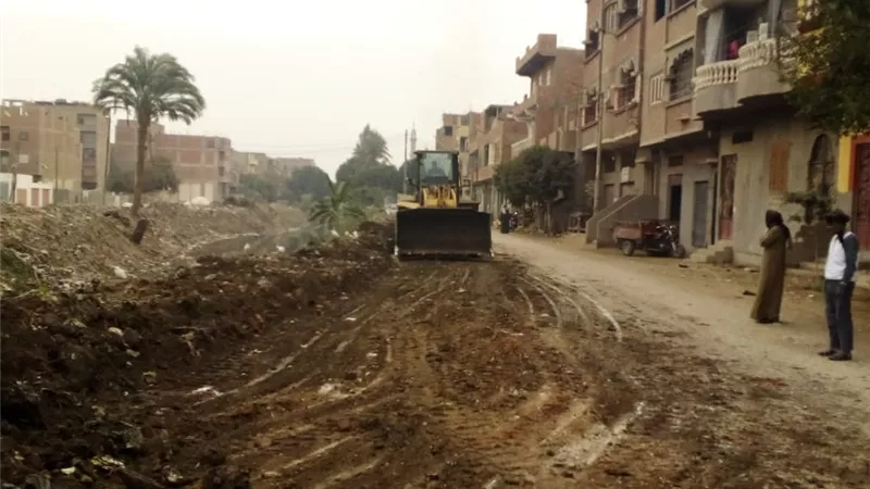 رفع 270 طن من نواتج تطهير الترع والمجاري المائية بأسيوط