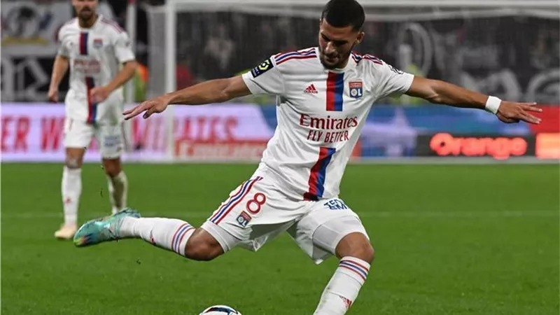 حسام عوار نجم ليون الفرنسي يوافق علي تمثيل منتخب الجزائر