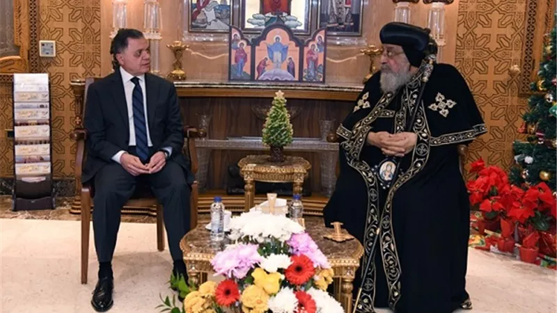 وزير الداخلية يزور الكاتدرائية المرقسية ويهنئ البابا تواضرس بأعياد الميلاد