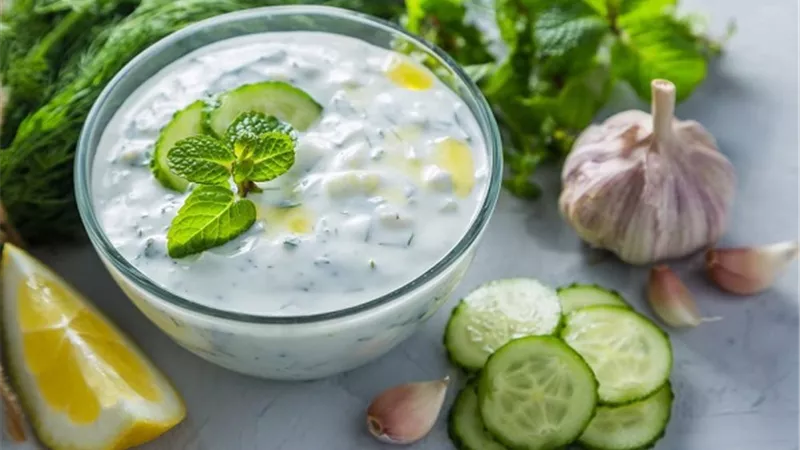 طريقة عمل سلطة الخيار باللبن الزبادى