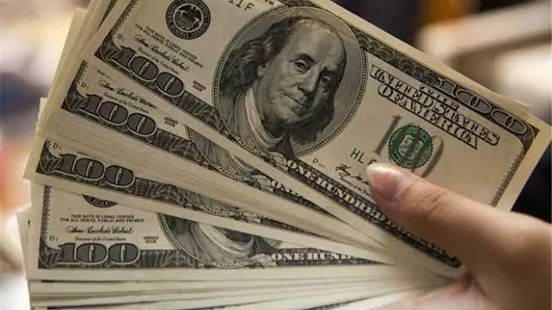 عمرو أديب: انهيار السوق السوداء للدولار يتم بإجراءات اقتصادية