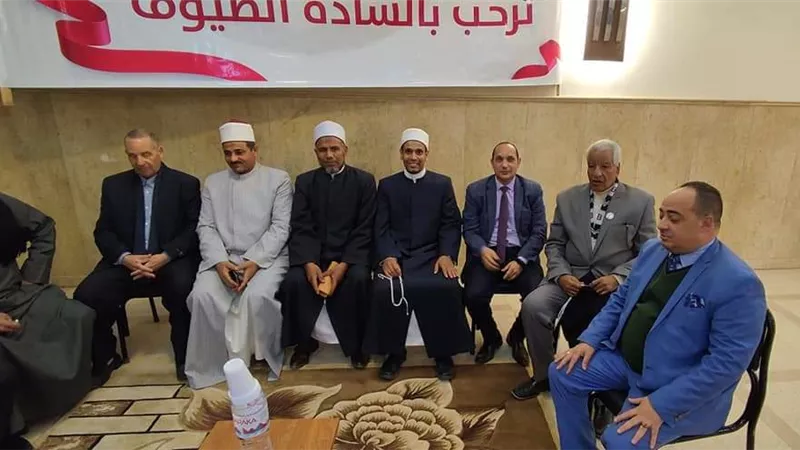 خريجي الأزهر بالمنيا يقدمون التهنئة للأخوة الأقباط