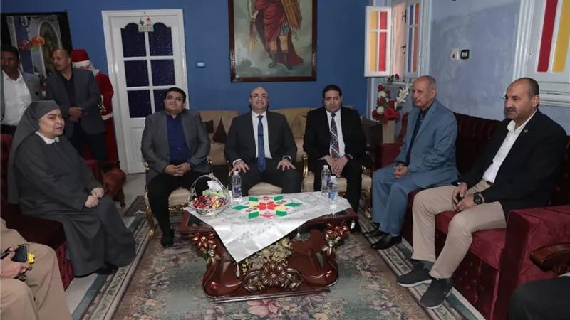 محافظ بني سويف يًشارك الأطفال فرحتهم بعيد الميلاد المجيد